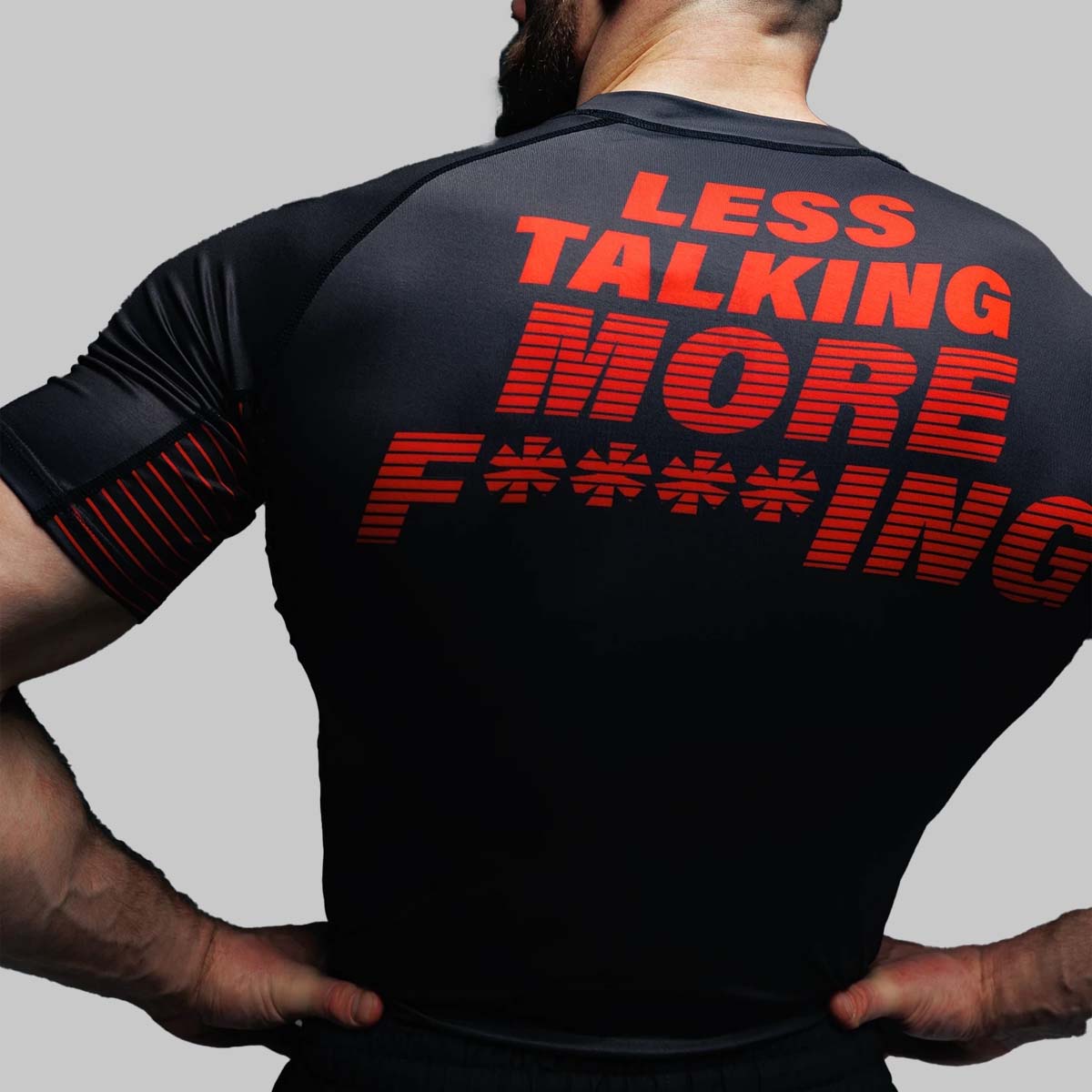 Manto kämpar utslagen vakt svart