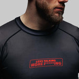 Manto kämpar utslagen vakt svart