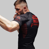 Manto kämpar utslagen vakt svart