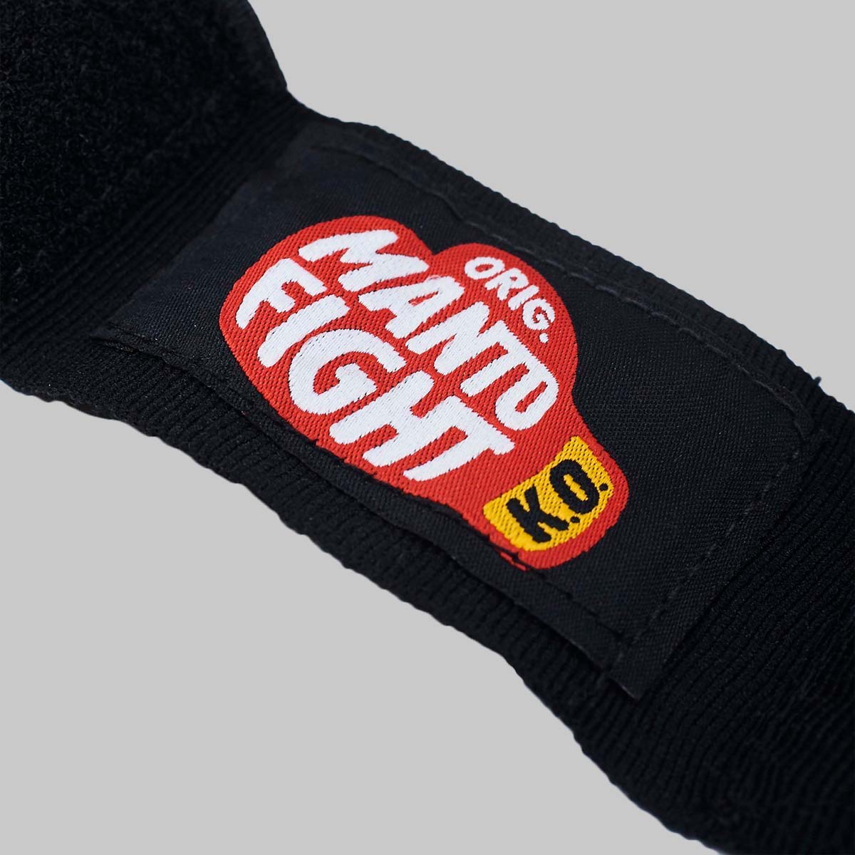 Манто рука обгортає чорний