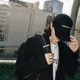 Manto reprezentuje czapkę snapback czarna