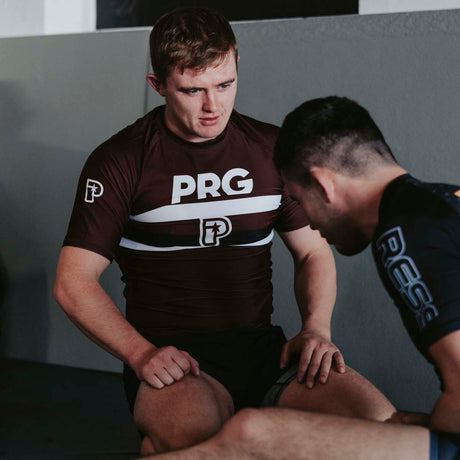 Прогресс ранжирует соревнование Rash Guard Brown