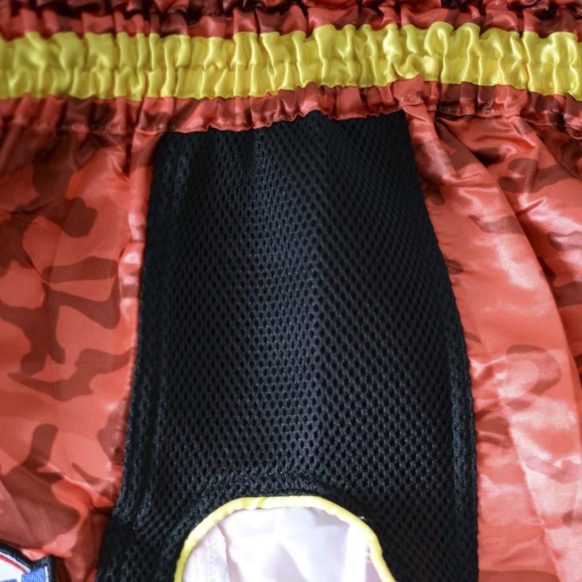 Sandee übernatürliche Kraft Thai Shorts Rot/Schwarz