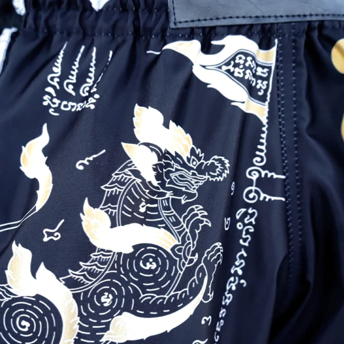 Tuff Sport Mrs206 Retro Style Black Singha Yantra med krigsflagg Muay Thai Shorts