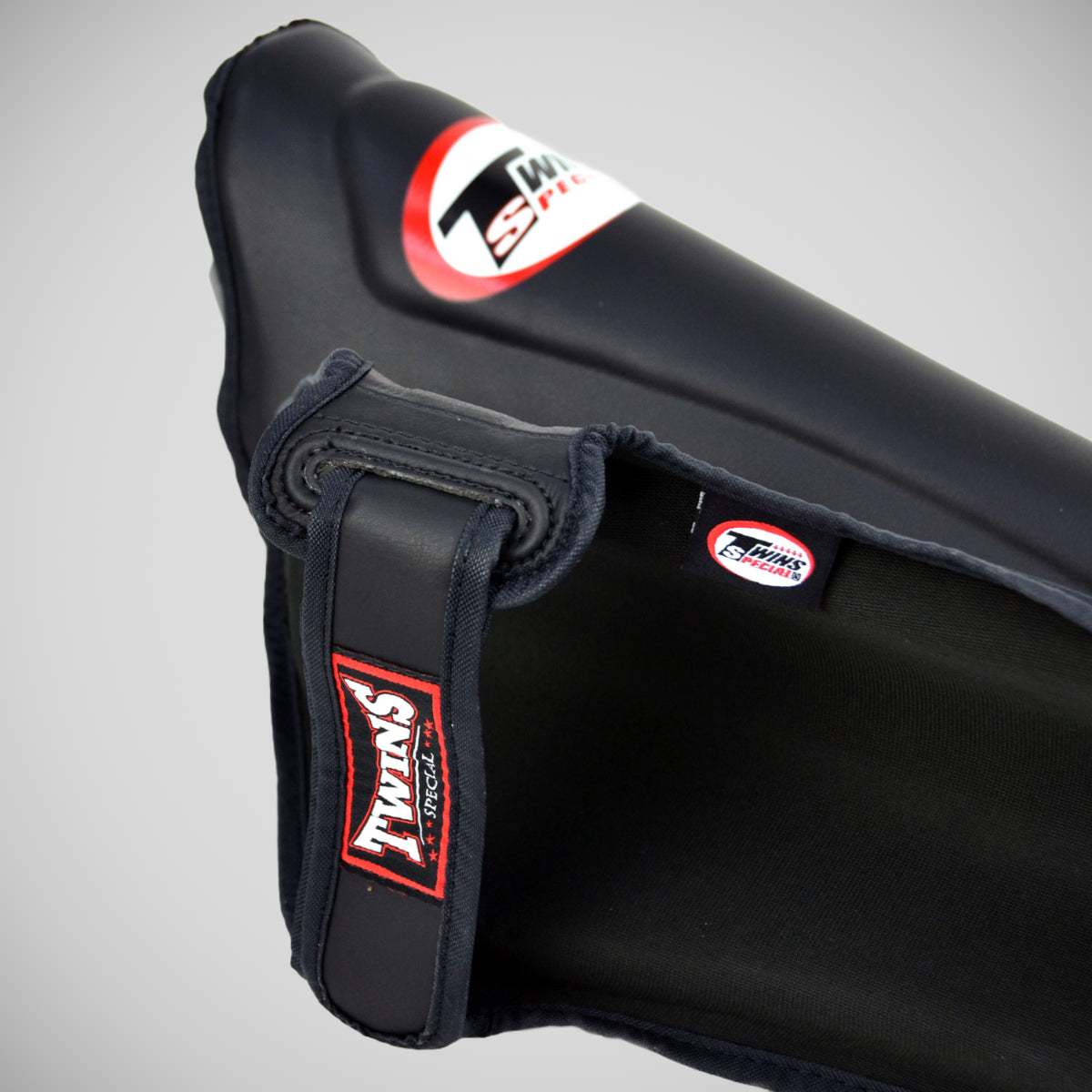 Twins SGS10 डबल गद्देदार पिंडली पैड काले