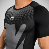 Venum Attackera kort ärm Rash Guard Black/Gray