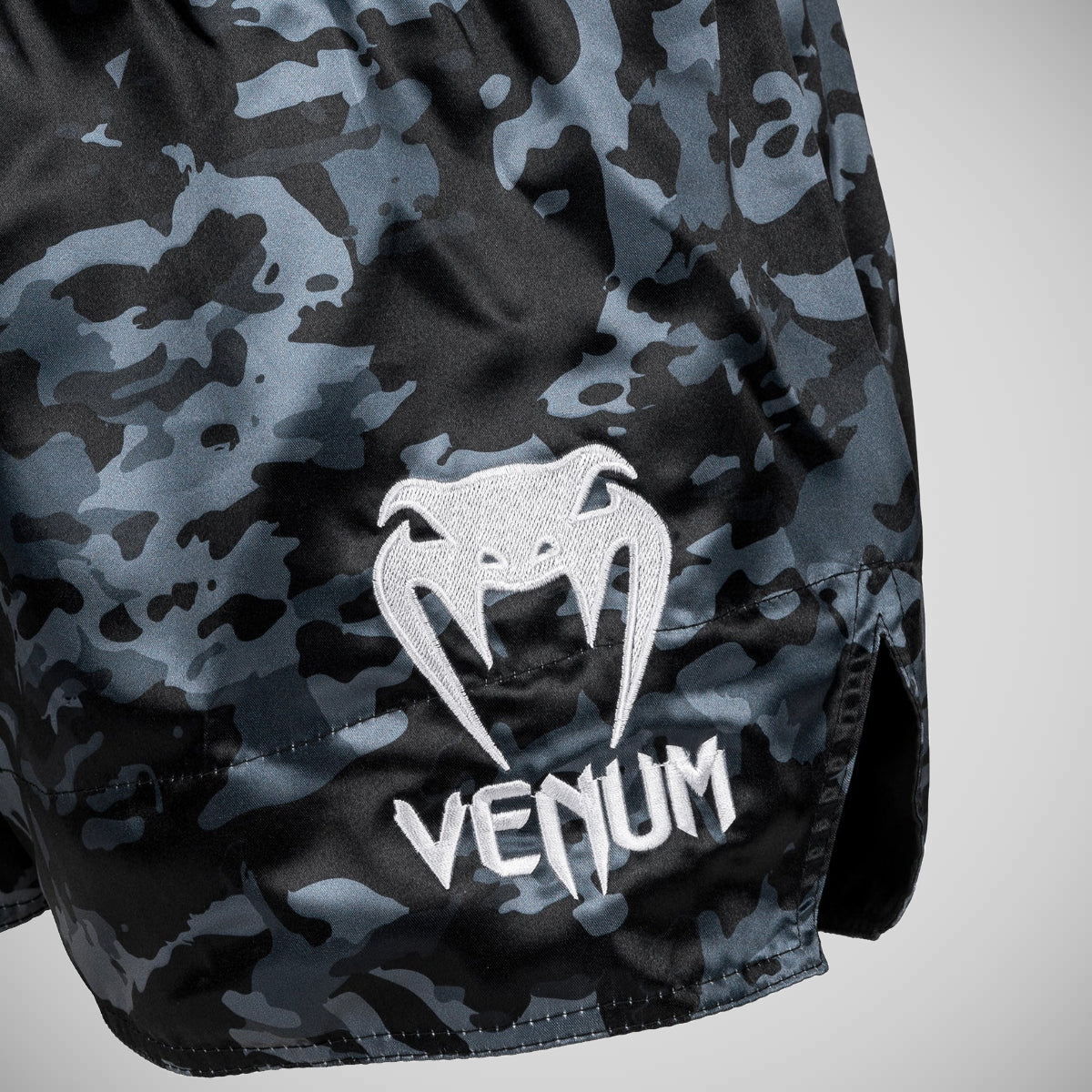 Venum Clásico muay tailandés shorts oscuro camuflaje