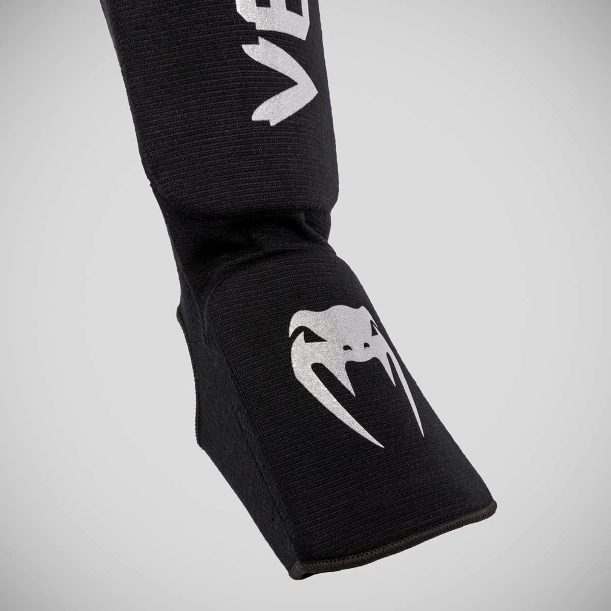 वेनम कोंटैक्ट शिन गार्ड्स ब्लैक/सिल्वर