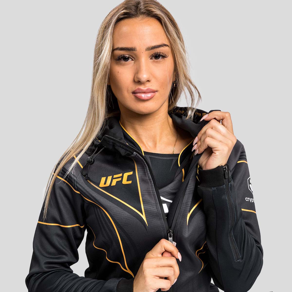 سترة بقلنسوة Venum UFC Authentic Fight Night 2.0 للسيدات باللون الأسود/الذهبي