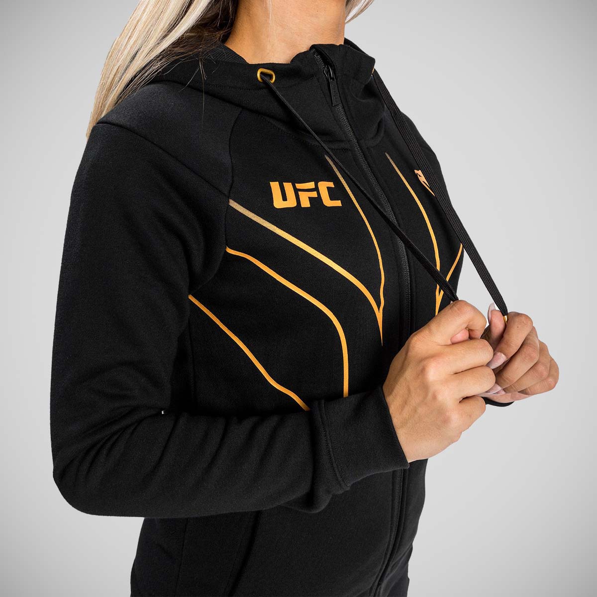 سترة Venum UFC Fight Night 2.0 Replica للسيدات بسحاب كامل باللون الأسود/الذهبي