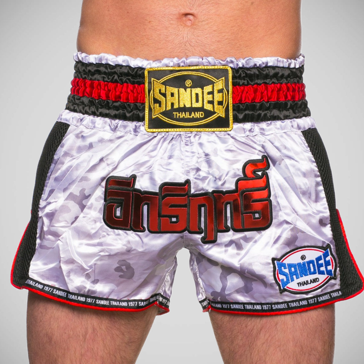 Sandee übernatürliche Kraft Thai Shorts Weiß/Schwarz/Rot