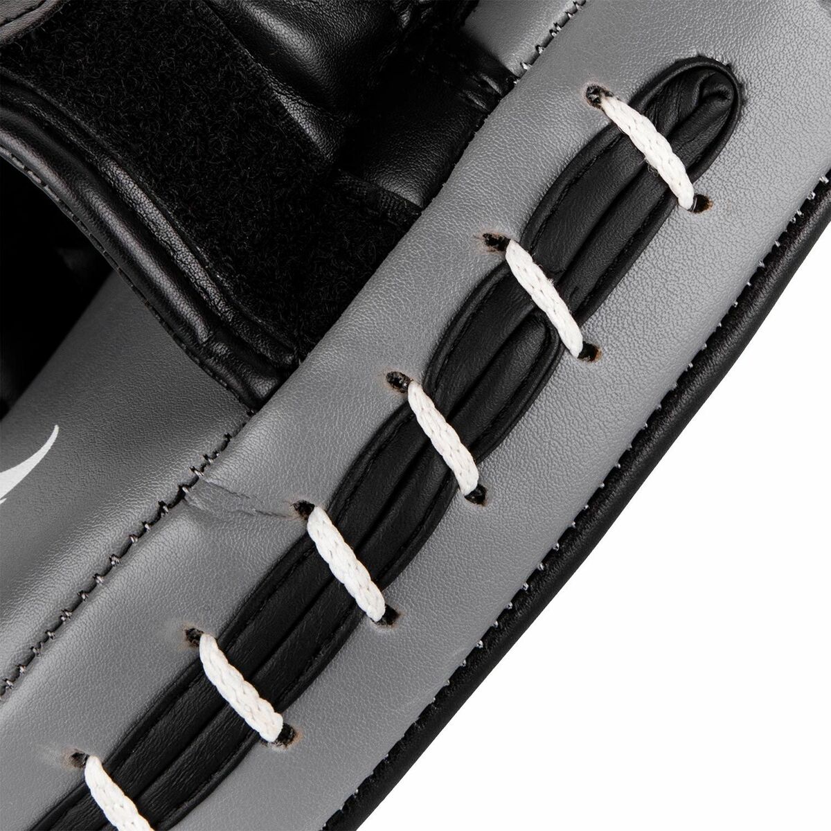 Schwarz-Weiß-Ringhorns Ladegerät Fokus