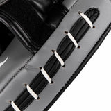 Schwarz-Weiß-Ringhorns Ladegerät Fokus