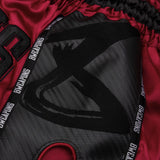 8 våpen rød daggry karbon muay thai shorts