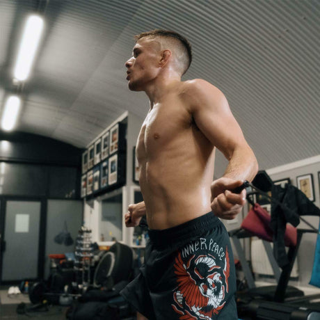 Förvränga fred och våld som kämpar shorts