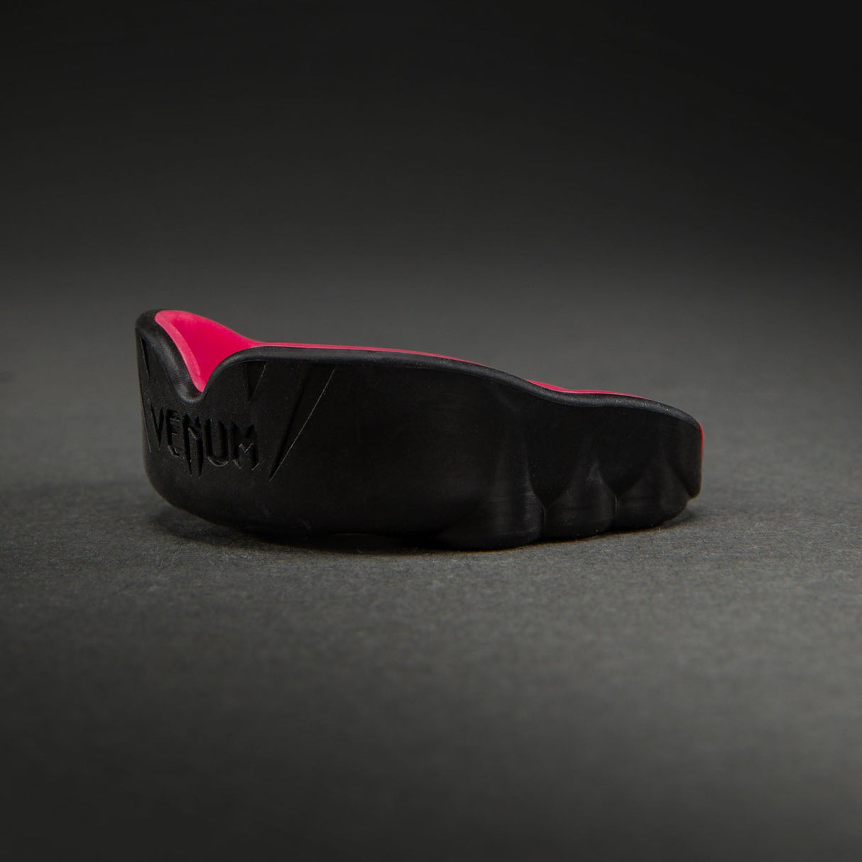 Venum Challenger Mouthguard Black/Raspberry - detail