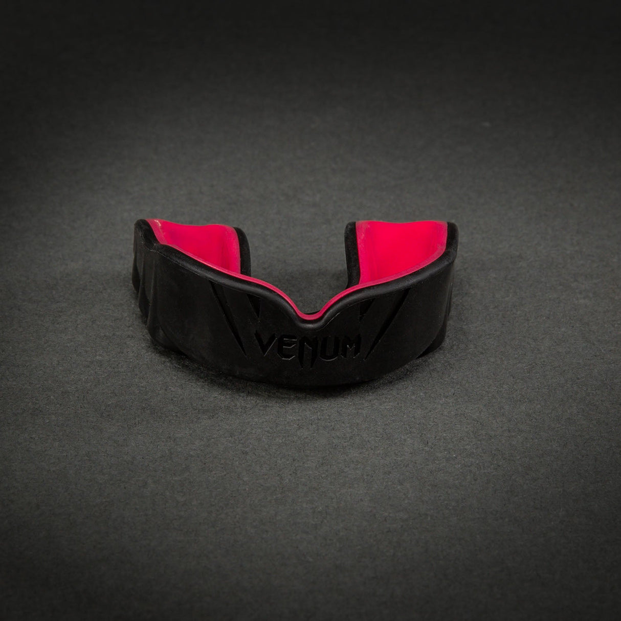 Venum Challenger Mouthguard Black/Raspberry - front