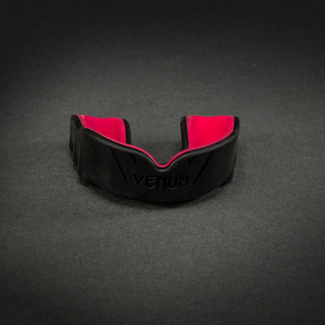 Venum Challenger Mouthguard Black/Raspberry - front